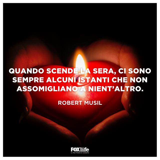 Frase Musil Mani che reggono una candela a cuore