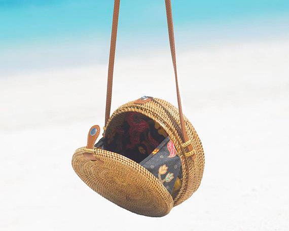 Borsa di paglia tonda con interno a fiori Borsa di paglia tonda con fodera a fiori