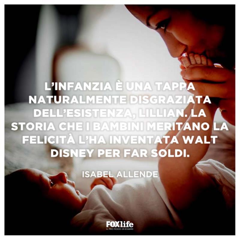 Frase infanzia Mamma bacia i piedi del figlio neonato