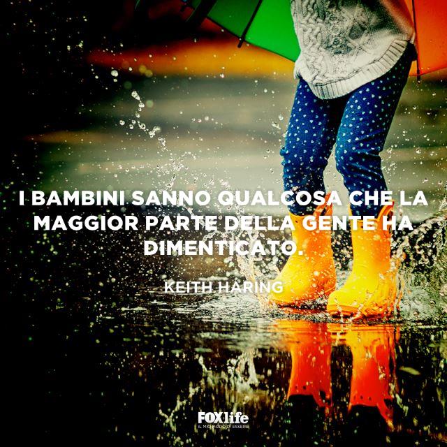 Frase Haring Bambina salta in una pozzanghera