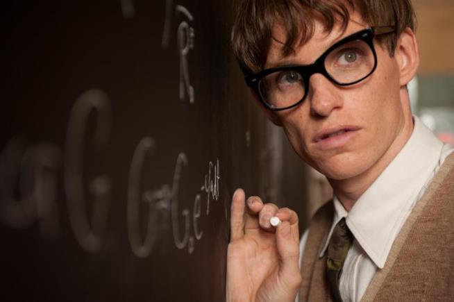 I migliori film dedicati ai geni, da Stephen Hawkins ad Alan Turing Una scena del film La teoria del tutto