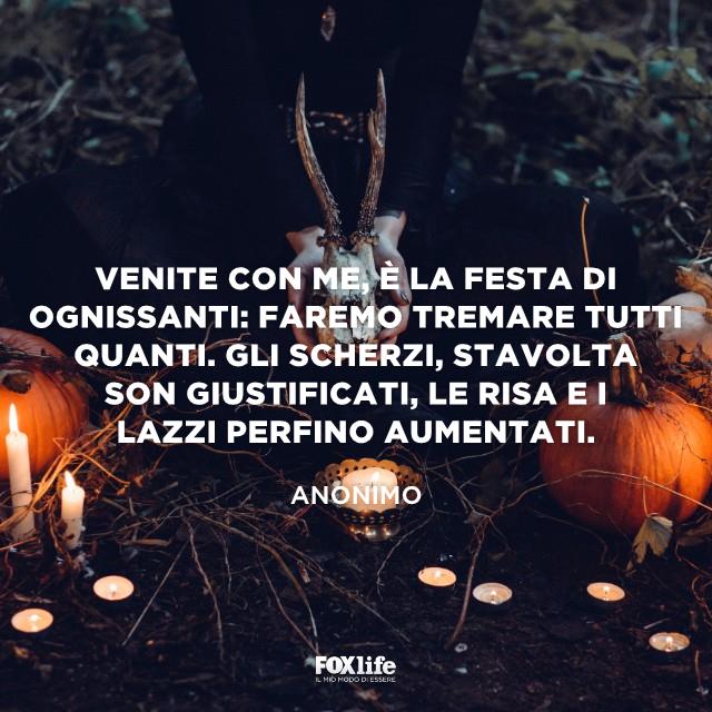 Frase per celebrare la festa di Halloween Zucche e candele a terra