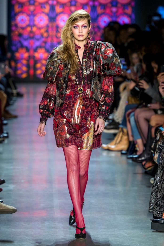 Gigi Hadid - sfilate Gigi Hadid a una sfilata di Anna Sui