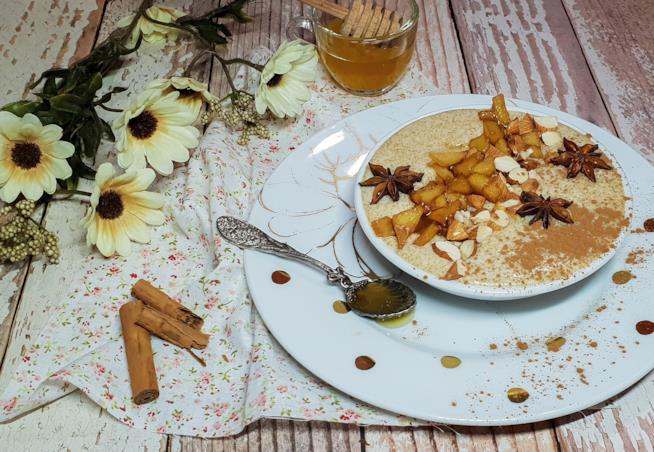 Zuppa dolce di amaranto Piatto con porridge alle spezie