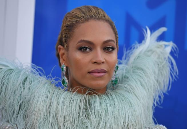Beyoncé è stata morsa al viso da un'attrice durante una festa Beyoncé