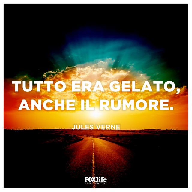 Frase niente rumori Strada deserta al tramonto