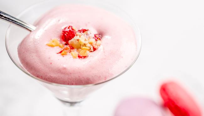 Mousse di fragole: la ricetta veloce con la panna fresca e le fragole Mousse di fragole