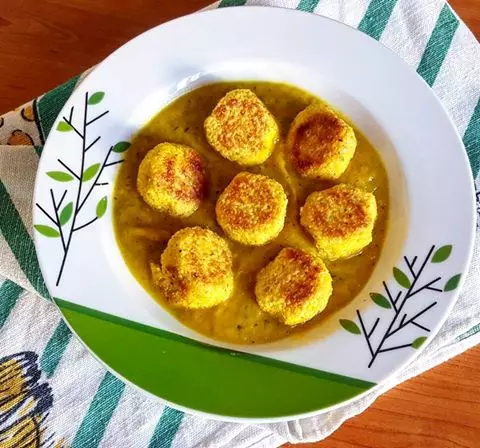 Vellutata di zucca con polpette di cous cous Polpette su letto di purea di zucca