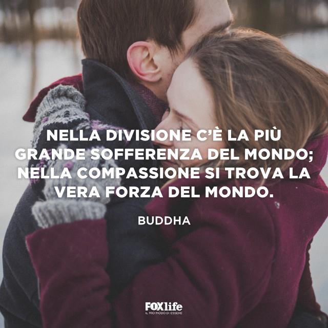 La compassione è la vera forza del mondo Coppia che si abbraccia nella neve