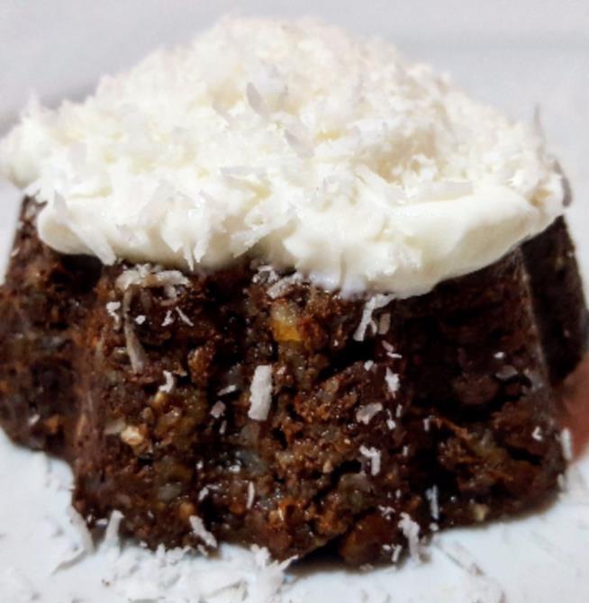 Cupcake al cioccolato con crema di yogurt greco e cocco grattugiato. Tortino al cioccolato con crema