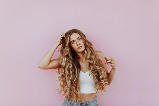 Capelli bronde lunghi Ragazza con bronde hairstyle lungo e riccio