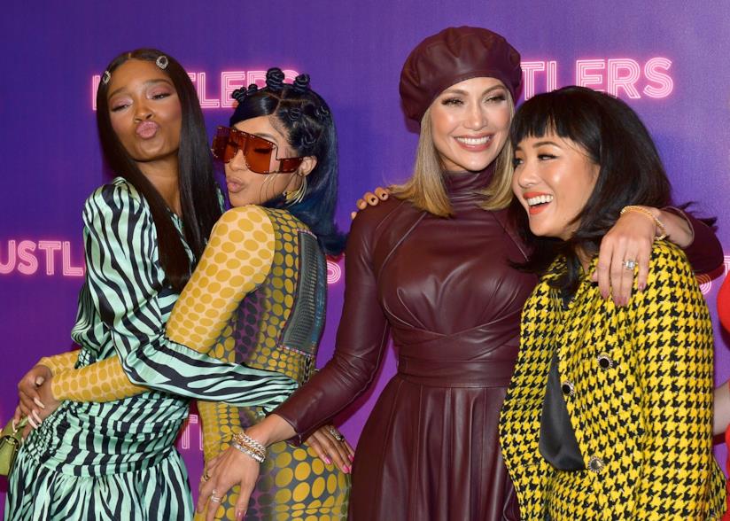 Jennifer Lopez cambia look e sceglie il long bob per l'autunno Jennifer Lopez col cast di Hustlers