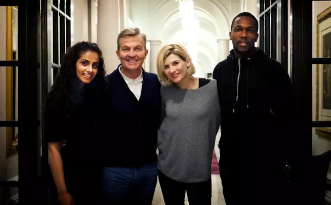 Mandip Gill, Bradley Walsh, Jodie Whittaker e Tosin Cole Il cast della stagione 11 di Doctor Who: Mandip Gill, Bradley Walsh, Jodie Whittaker e Tosin Cole