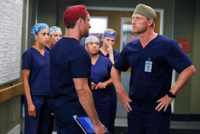 Ecco il nostro commento di FoxLife all'episodio 12x7 di Grey's Anatomy Owen e Nathan ai ferri corti in una scena del settimo episodio di Grey's Anatomy 12