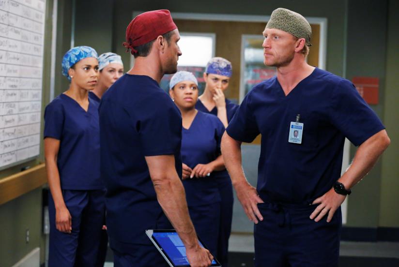 Ecco il nostro commento di FoxLife all'episodio 12x7 di Grey's Anatomy Owen e Nathan ai ferri corti in una scena del settimo episodio di Grey's Anatomy 12