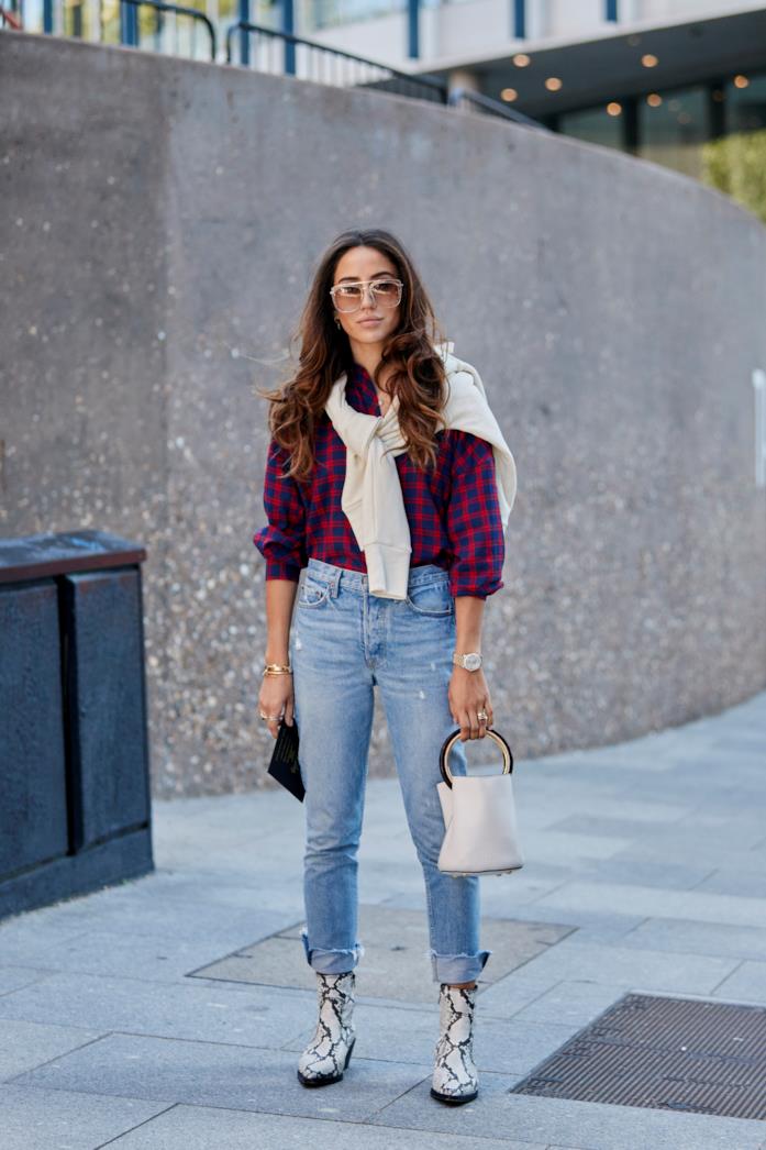 Camicia a stampa check e mom jeans Mom jeans, camicia a quadri e stivaletti da cowboy