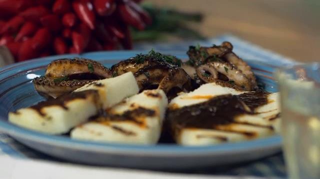 I cucina con Giallo Zafferano: Moscardini alla busara con polenta bianca alla griglia Moscardini alla busara