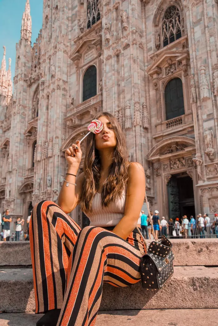 Arianna Cavina Arianna Cavina con pantaloni stripes e top di fronte al Duomo di Milano