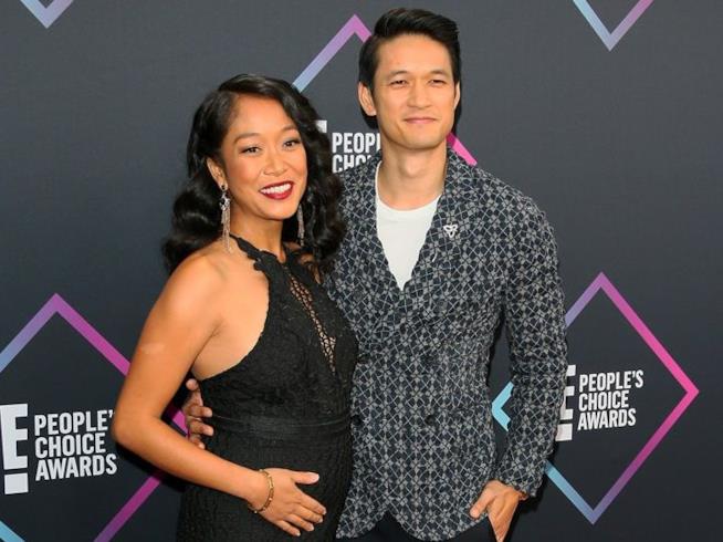 Harry Shum Jr con la moglie Shelby Rabara Harry Shum Jr e Shelby Rabara