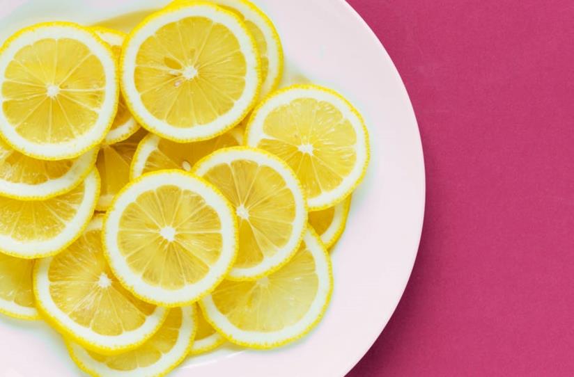 Limone, proprietà, benefici e la cura della pianta Limoni a fette