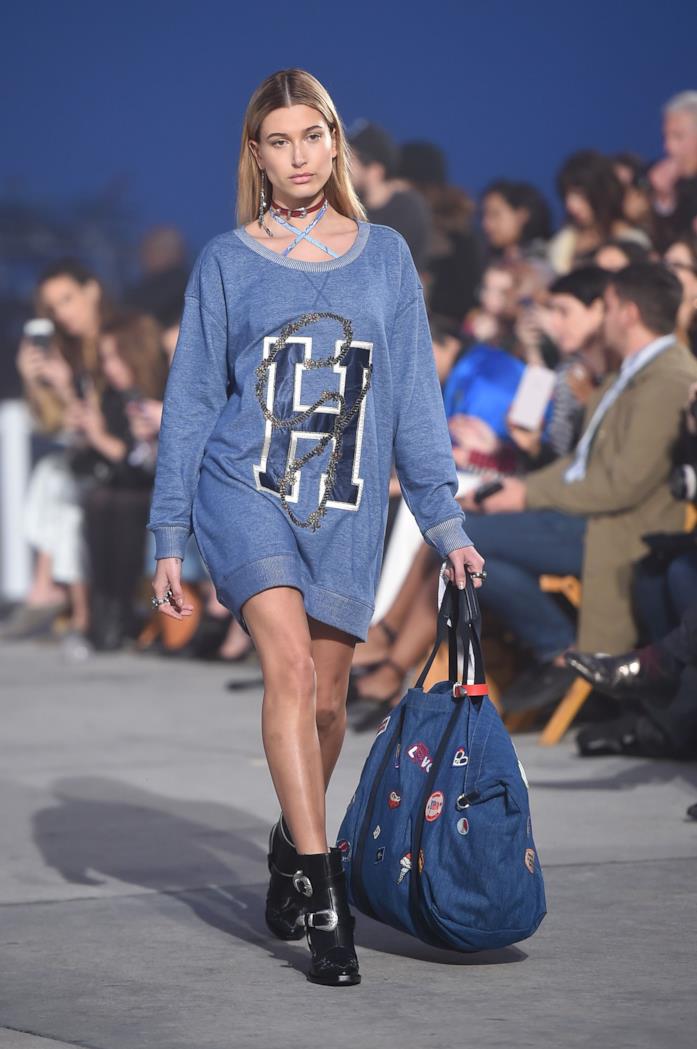 Hailey Baldwin sfila per Tommy Hilfiger Hailey Baldwin sfila sulla passerella di Tommy Hilfiger