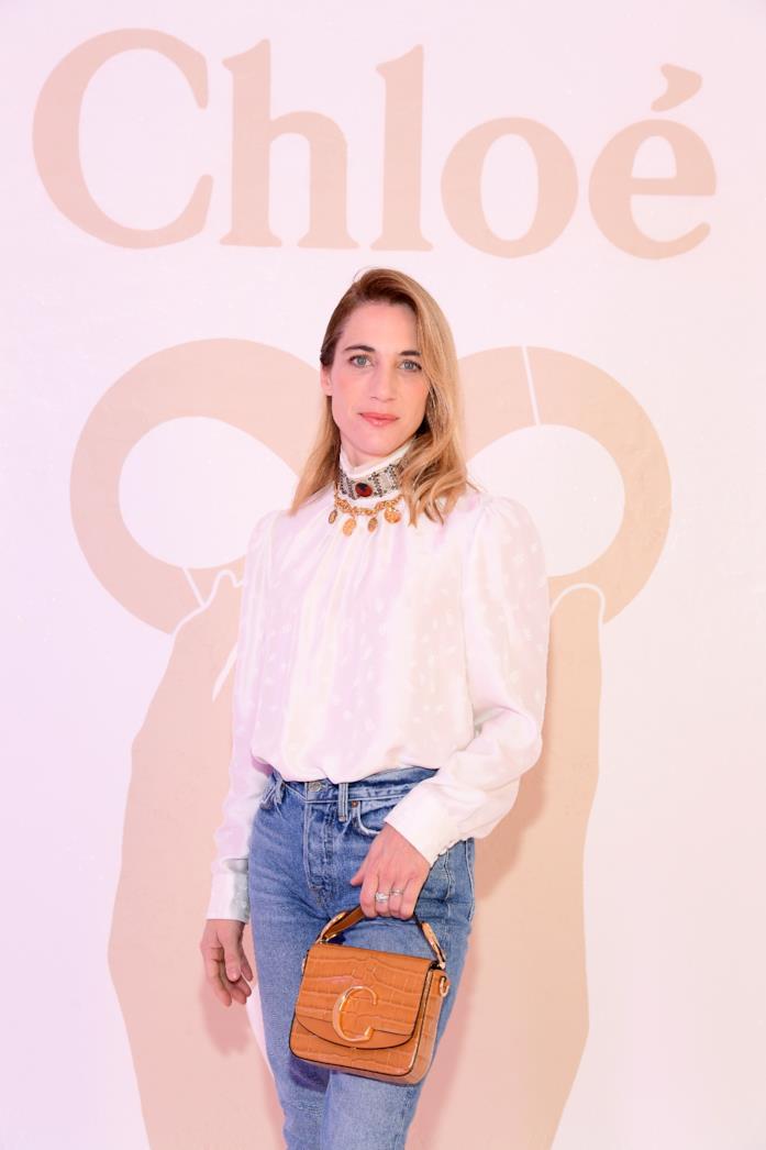 Outfit casual con camicia bianca Outfit casual con camicia bianca con colletto alto e particolare gioiello