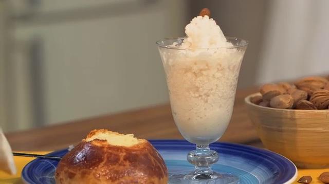 Brioche con il tuppo siciliana e granita di mandorle Brioche con il tuppo e granita di mandorle