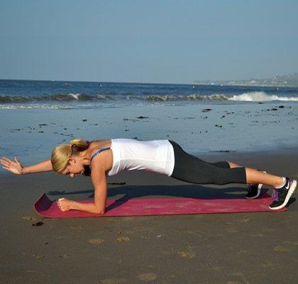 Plank con un braccio sollevato Nora Tobin esegue la plank con un braccio sollevato