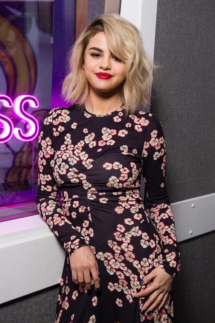 Maisie Williams sceglie il Nirvana Blonde per cambiare look Selena Gomez bionda