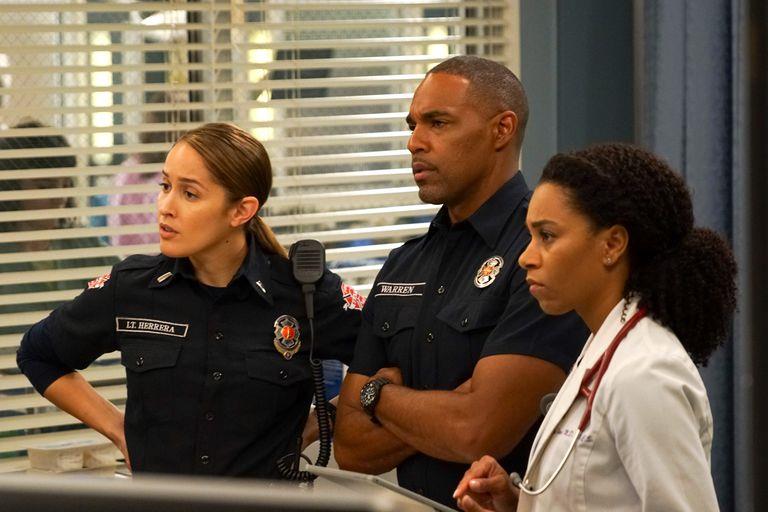 Un'immagine dal recente crossover tra Grey's Anatomy e Station 19 Andy, Ben e Maggie in una foto dal crossover
