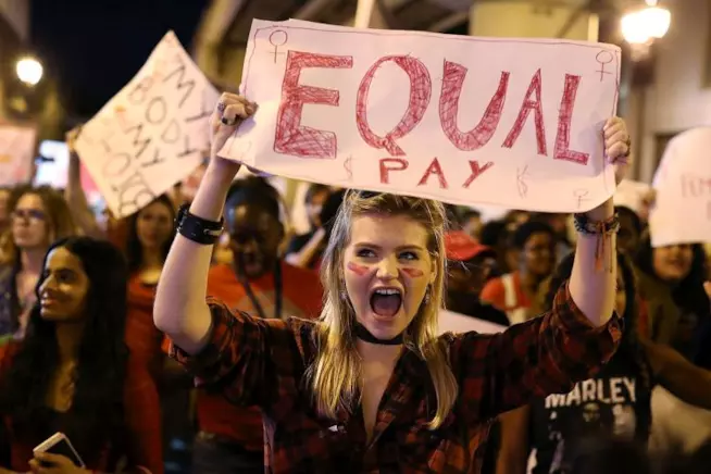 I dati del divario retributivo di genere tra uomini e donne in UK sono allarmanti Una manifestazione per l'equal pay