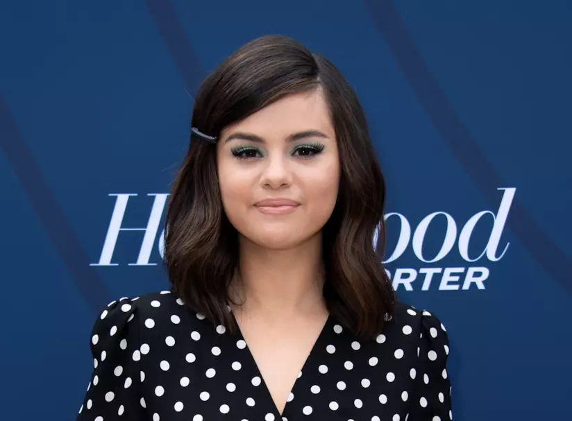 Selena Gomez ha scelto di tagliare i capelli con un bob corto Selena Gomez primo piano