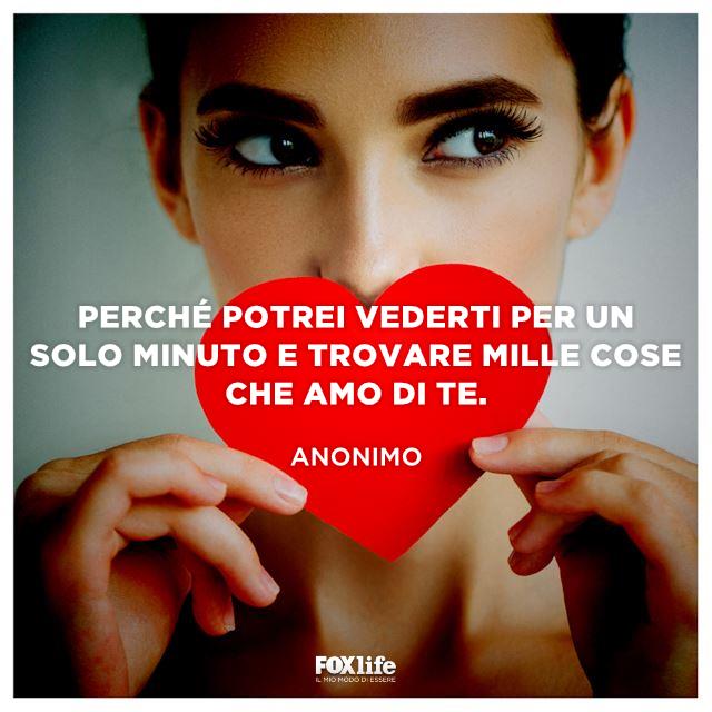 Frase breve sull'amore Primo piano di una ragazza con un cuore di pezza in mano