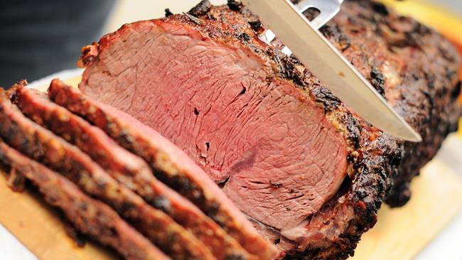 Roast beef in crosta di sale: la ricetta con le erbe aromatiche Roast beef in crosta di sale