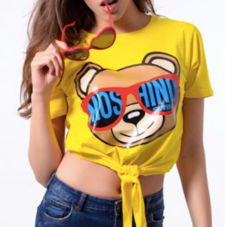 T-shirt annodata Moschino La t-shirt di Moschino annodata con l'orsetto