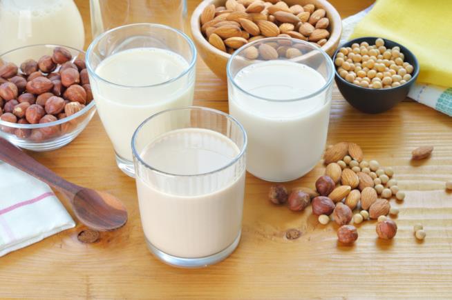 Il latte vegetale è sempre più consumato Ci sono diversi tipi di latte vegetale come quello di mandorle e soia