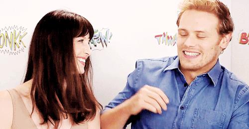 Caitriona e Sam Sam abbraccia Caitriona sorridente