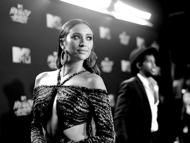 Shay Mitchell e la corsa per i 3 milioni di fan su youtube Shay Mitchell di primo piano sul tappeto rosso di MTV