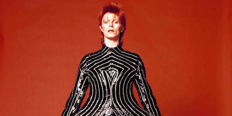 David Bowie in abito Kansai Yamamoto David Bowie con un costume disegnato dallo stilista giapponese Kansai Yamamoto, 1973