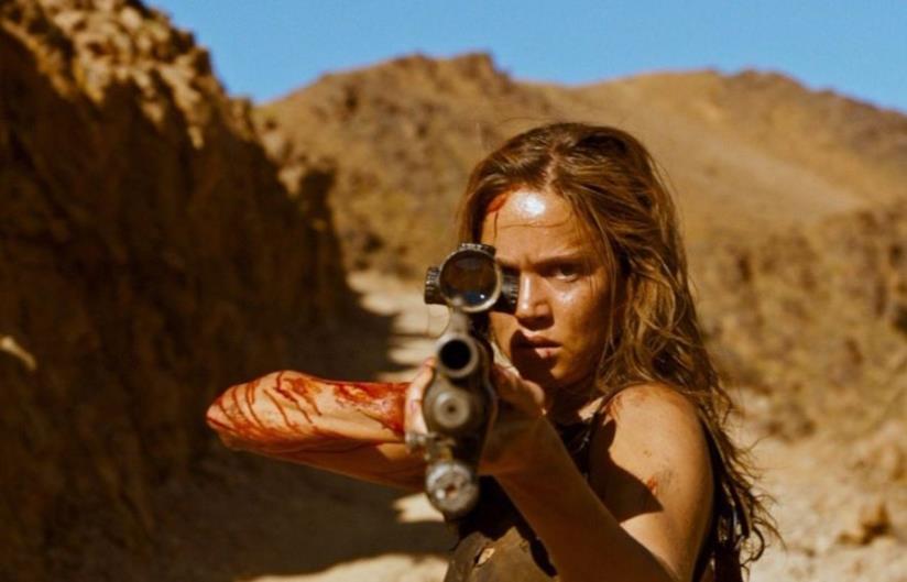 Matilda Lutz in una scena di Revenge Un'immagine di Matilda Lutz in azione