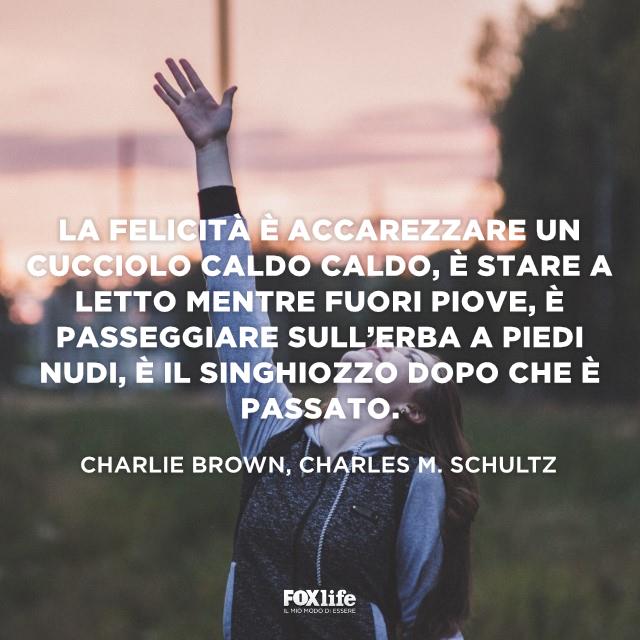 Frase Charlie Brown Ragazza tende un braccio al cielo
