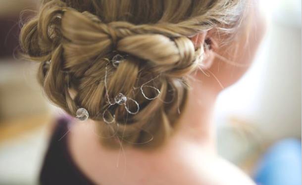 Pettinature per capelli medi Hairstyle con lucine