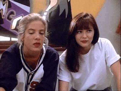 Le t-shirt larghe, semplici e sempre alla moda Donna e Brenda in un episodio di Beverly Hills 90210