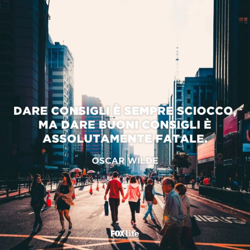 Frase dare consigli Persone camminano per strada