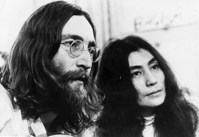 John Lennon e Yoko Ono John Lennon con la moglie Yoko Ono