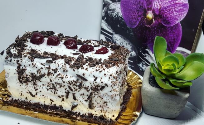 Foresta nera Torta con crema bianca e ciliegie