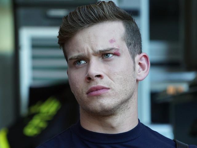 Oliver Stark nei panni di Buck in 911 Buckley in una scena da 911