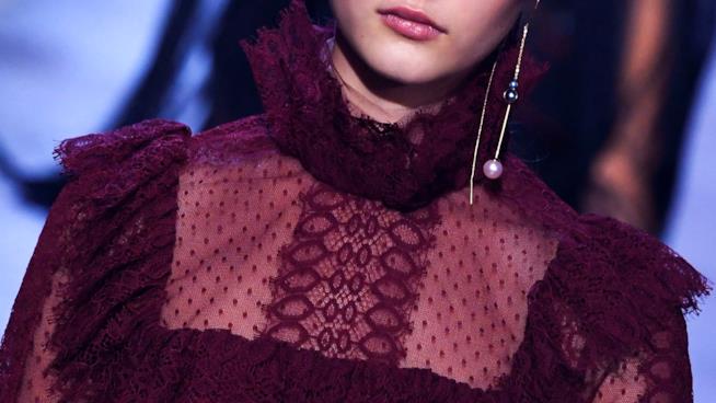 La collezione autunno inverno 2018 di Elie Saab Un abito ricamato in pizzo della collezione A/I 2018-2019 di Elie Saab