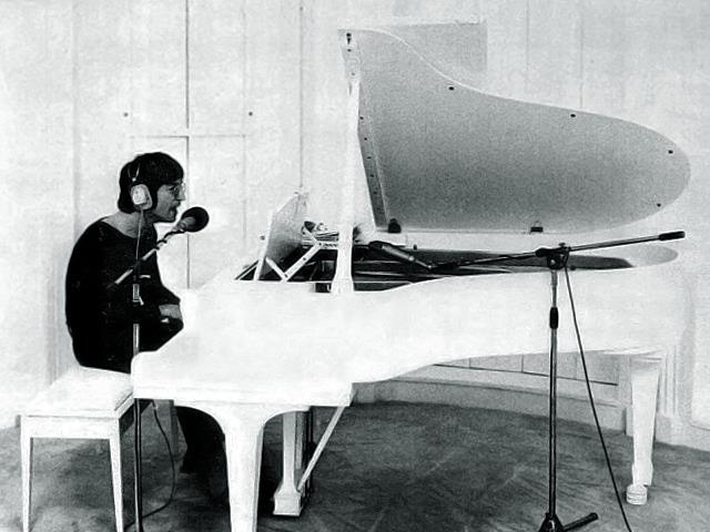 Esce Imagine Lennon al piano