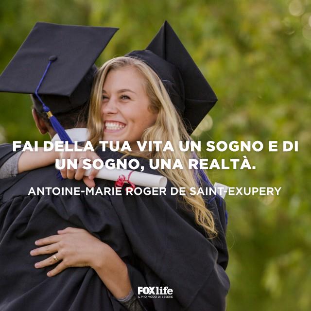 Citazione Antoine-Marie Roger Ragazze si abbracciano dopo la laurea